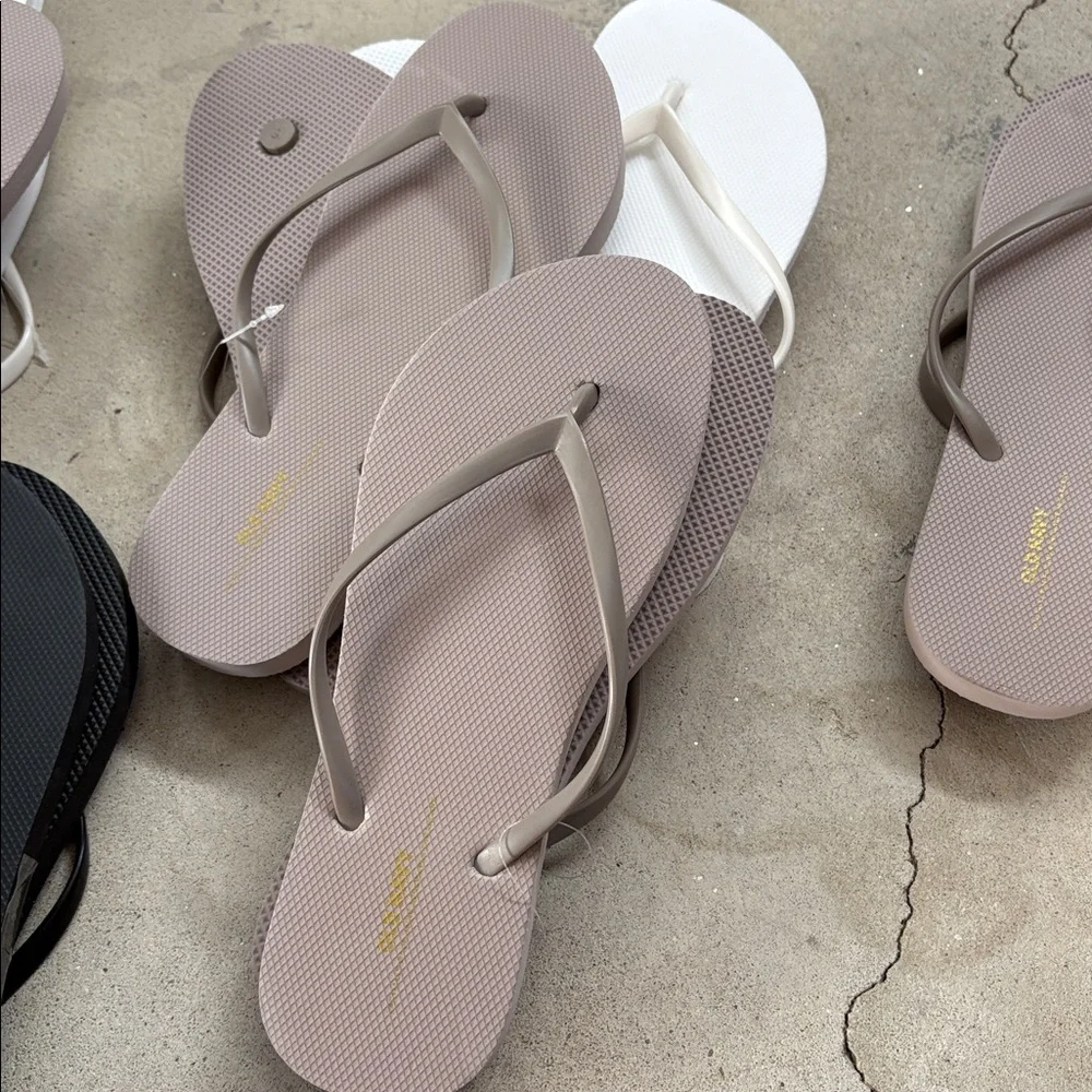 13 pairs old navy flip flops - Picture 4 of 4